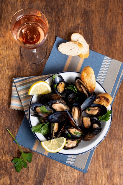 Free photo delicious mussel shells on a plate