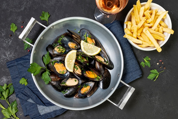 Foto gratuita gusci di cozze deliziosi con patatine fritte