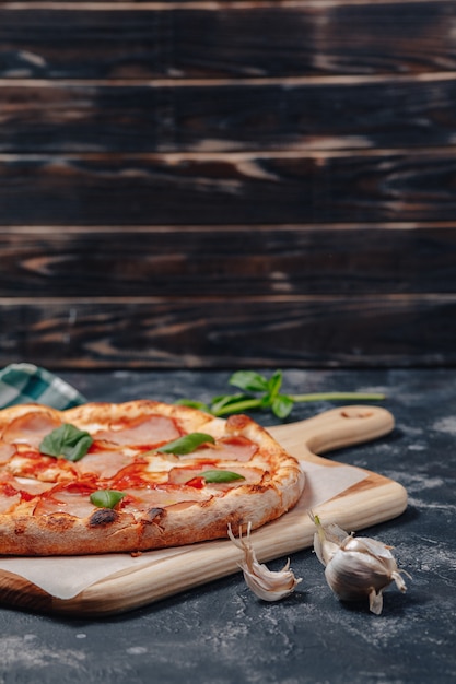 맛있는 나폴리 고기 피자, 피자 및 맛있는 음식