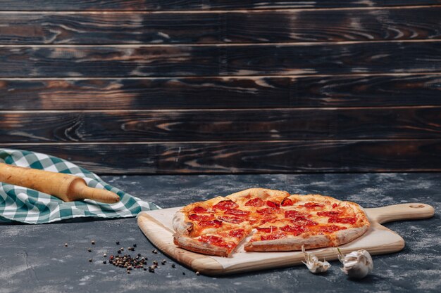 ボード上のおいしいナポリのピザ
