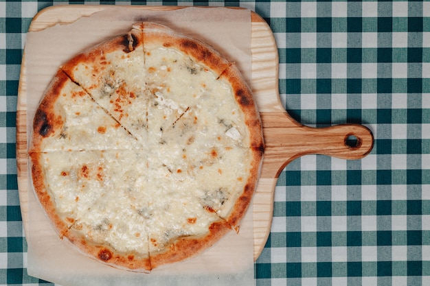 Вкусная неаполитанская пицца на доске