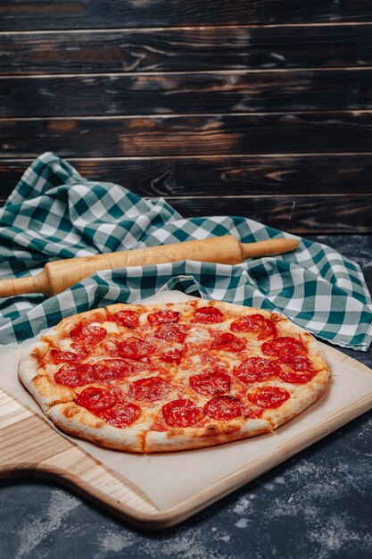 Вкусная неаполитанская пицца на доске
