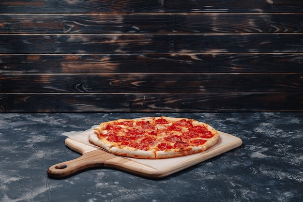 Free photo delicious neapolitan pizza on a board