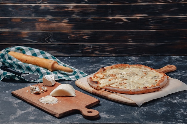 Вкусная неаполитанская пицца с сыром. четыре вида сыра. Концепция вкусной итальянской пиццы.