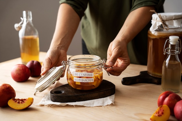 Foto gratuita delizioso vasetto di kombucha di nettarine con etichetta