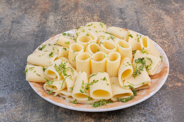 Deliziose tagliatelle con verdure sulla piastra bianca