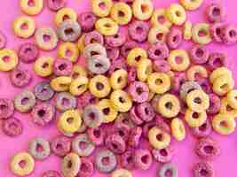 Foto gratuita anelli di cereali alla frutta deliziosi e nutrienti