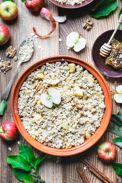 Foto gratuita delizioso crumble di mele con noci di farina d'avena