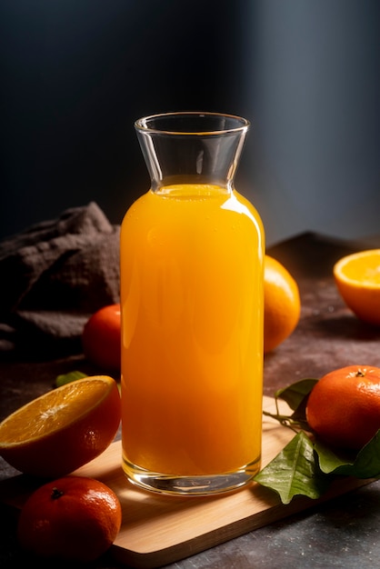 Вкусный апельсиновый сок в бутылке