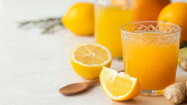유리에 맛있는 오렌지 주스