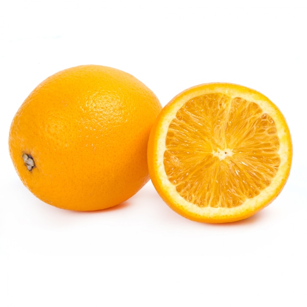 Вкусный апельсин на белом