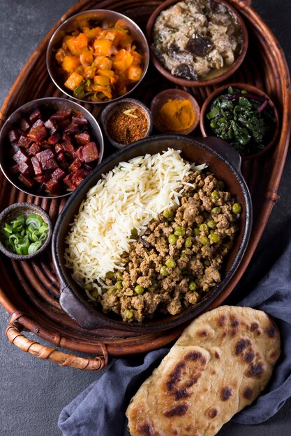 테이블에 맛있는 파키스탄 식사