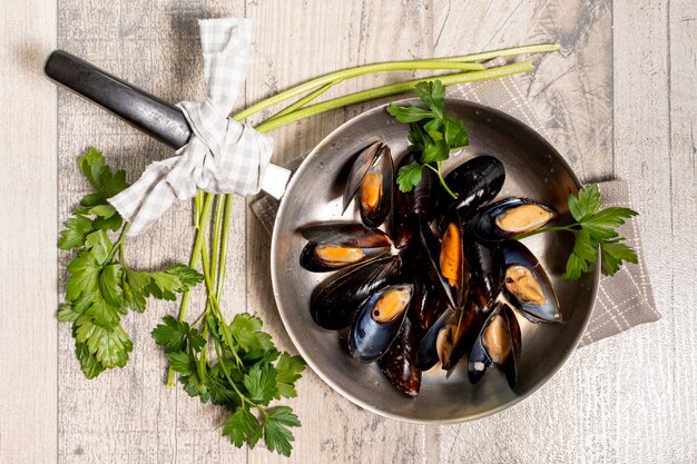 Delicious pan with mussels and parsley