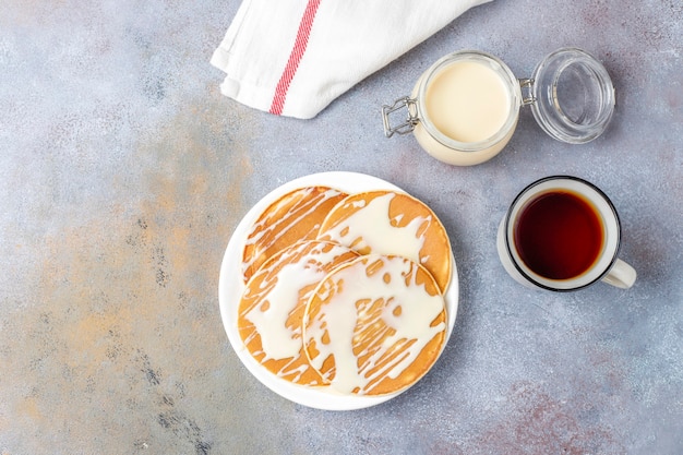 Foto gratuita deliziose frittelle con latte condensato.