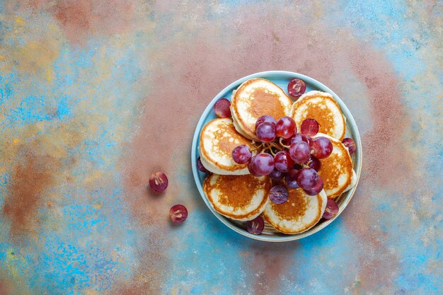 Deliziose frittelle con uva rossa.