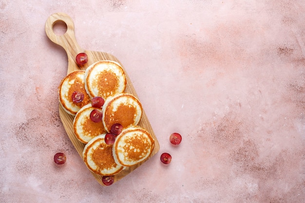 Deliziose frittelle con uva rossa.