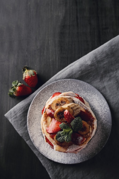 Foto gratuita deliziose frittelle con fragole