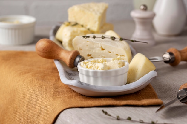 Foto gratuita deliziosa composizione di formaggio paneer