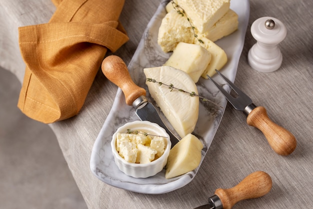 Foto gratuita deliziosa composizione di formaggio paneer