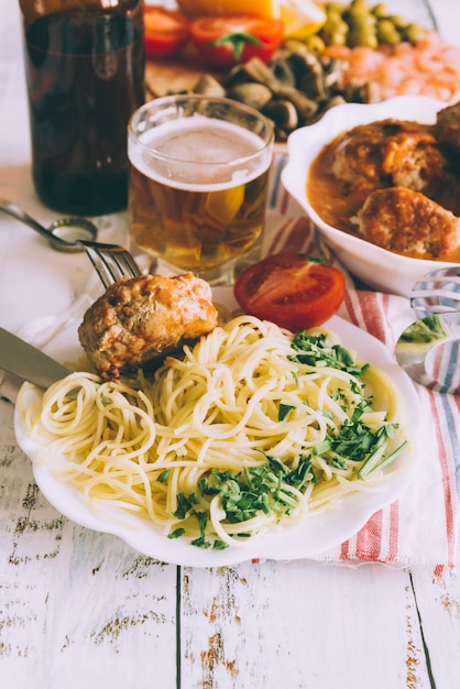 Piatto di pasta delizioso con birra