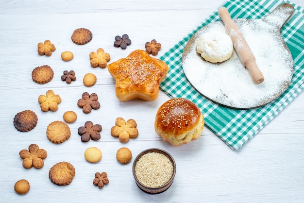 軽い机の上にクッキーと生の生地が入ったおいしいペストリー、クッキーケーキビスケットスイートシュガー