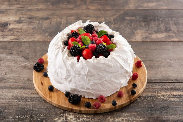 Вкусный торт Павлова с безе и свежими ягодами