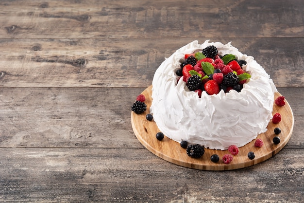 Foto gratuita deliziosa torta pavlova con meringa e frutti di bosco freschi