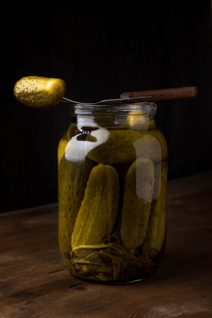 Free photo delicious pickles in transparent jar