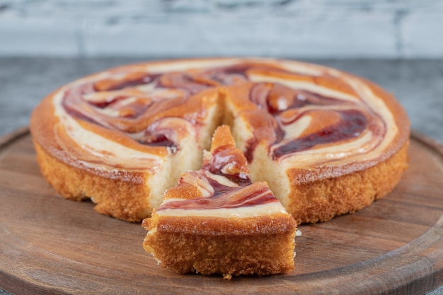 Foto gratuita deliziosa torta con più ingredienti su un tagliere di legno