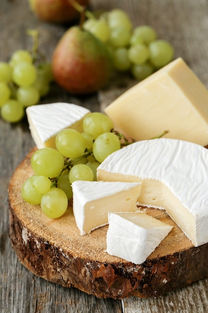 Foto gratuita deliziosi pezzi di formaggio e frutta