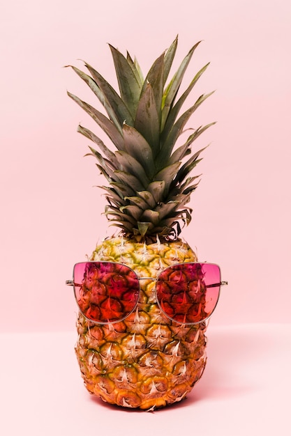 Foto gratuita delizioso ananas con occhiali da sole