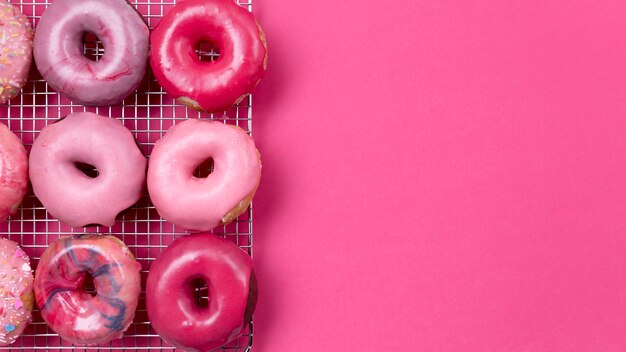 Вкусные розовые пончики копией пространства