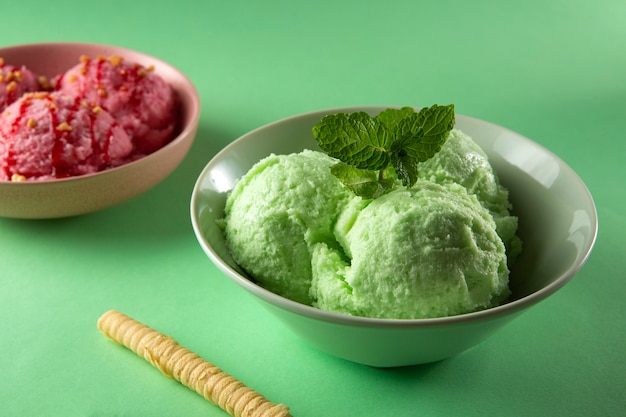 Foto gratuita delizioso gelato rosa e verde ancora in vita