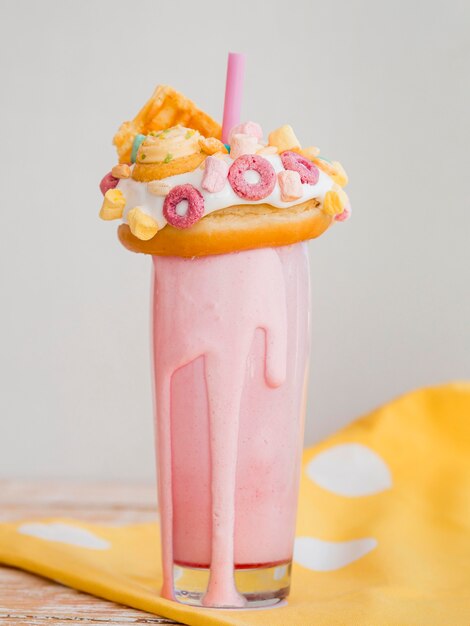 Вкусный розовый молочный коктейль с пончиком