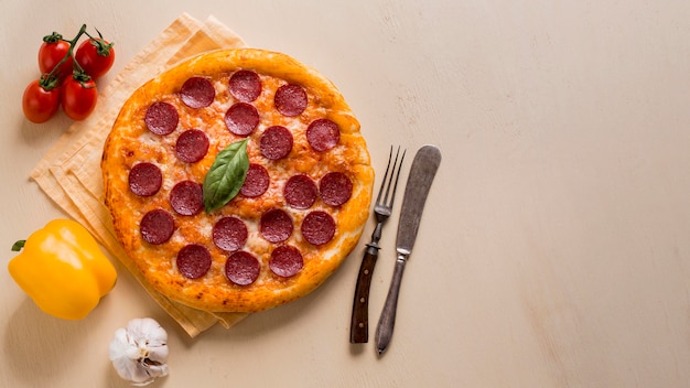 Delizioso concetto di pizza con copia spazio