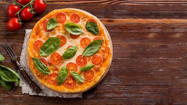 Foto gratuita delizioso concetto di pizza con copia spazio