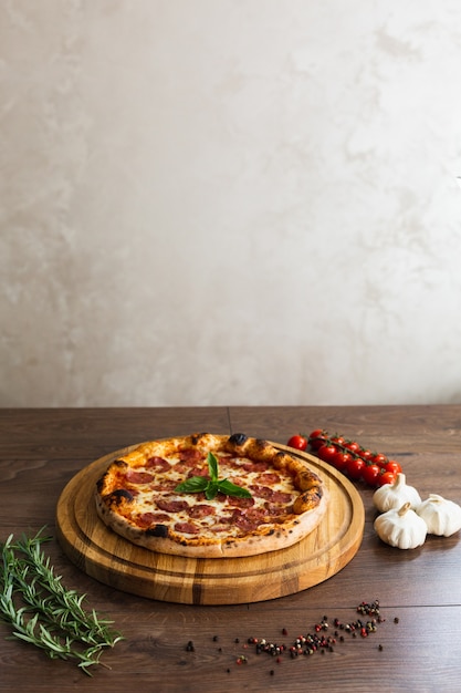 Foto gratuita pizza deliziosa, pizza italiana tradizionale.