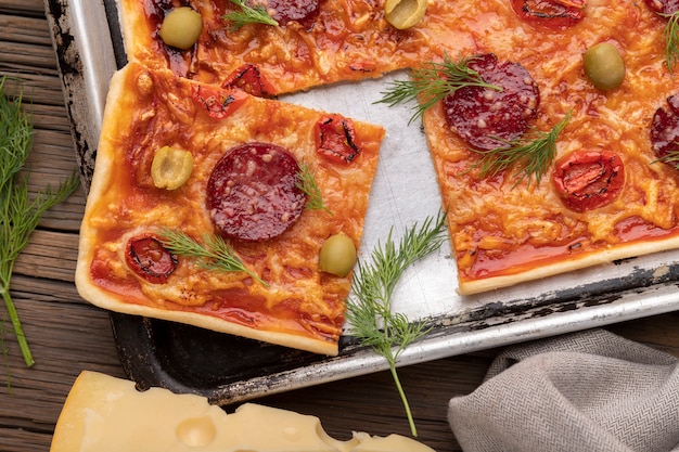 Foto gratuita deliziosa pizza sul vassoio vista dall'alto