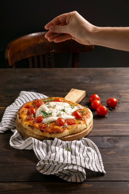 Foto gratuita deliziosa pizza con formaggio fresco