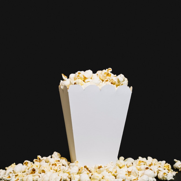 Foto gratuita deliziosa scatola di popcorn pronta per essere servita