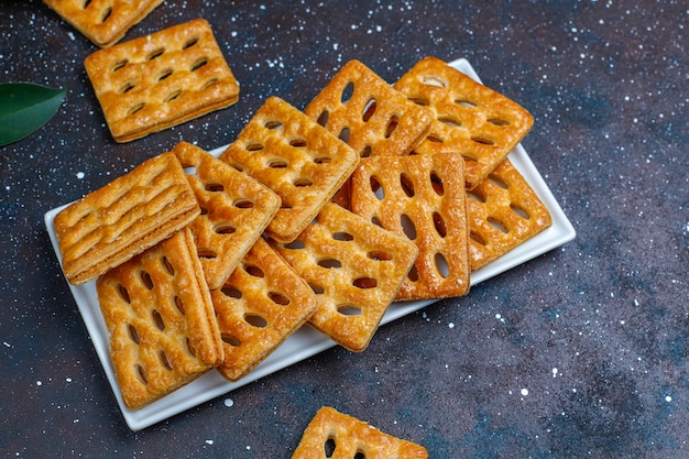 Foto gratuita deliziosi biscotti di pasta sfoglia