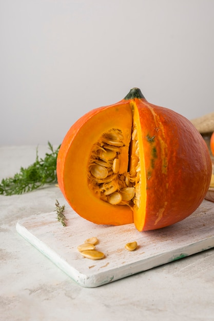 Foto gratuita deliziosa zucca sulla tavola di legno