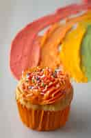 Foto gratuita delizioso cupcake arcobaleno ancora in vita