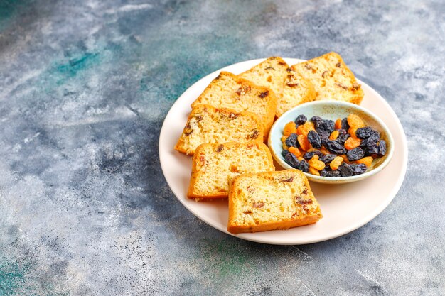 Delicious raisin cake with raisins.