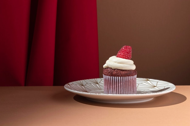 無料写真 プレート上のおいしいラズベリーカップケーキ