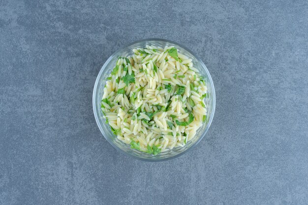 유리 그릇에 야채와 함께 맛 있는 쌀.