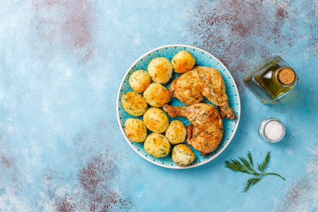Вкусный жареный молодой картофель с укропом и курицей, вид сверху