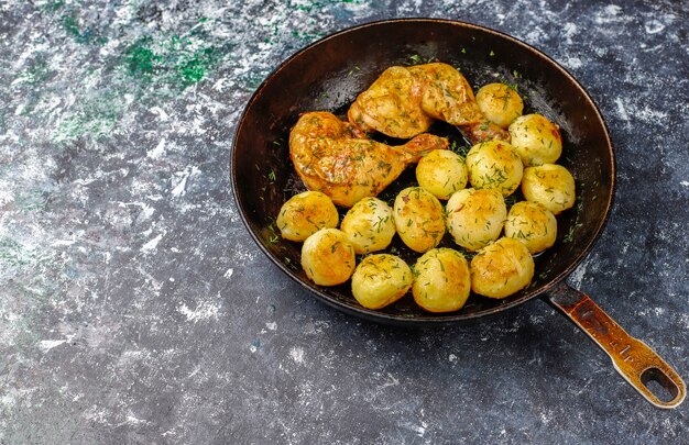 ディルとチキン、トップビューでおいしいロースト若いジャガイモ