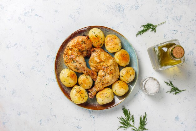 Вкусный жареный молодой картофель с укропом и курицей, вид сверху