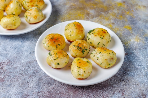 Free photo delicious roasted young potatoes with dill,top view